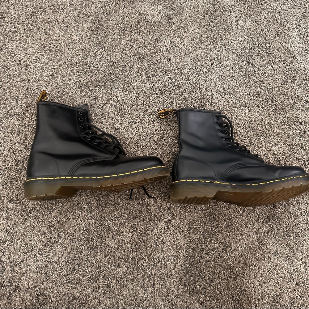 Dr. Martens Black Combat Boots Women Size 8 Smooth Leather Boots Lace Up Classic - Picture 3 of 16
